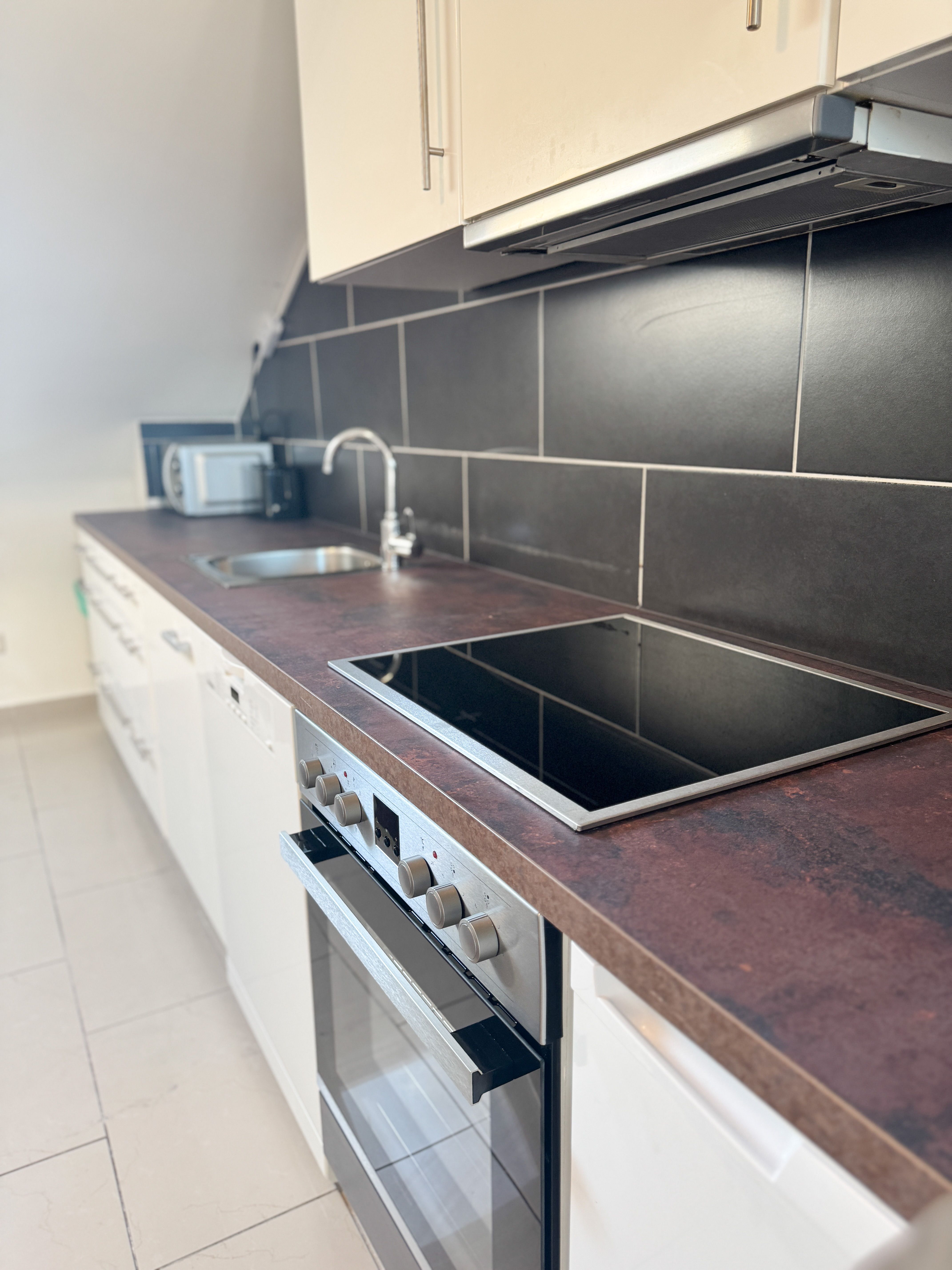 Modern & Fully Furnished Attic Apartment With 5 Single Beds – Ideal For Business Travelers - 22