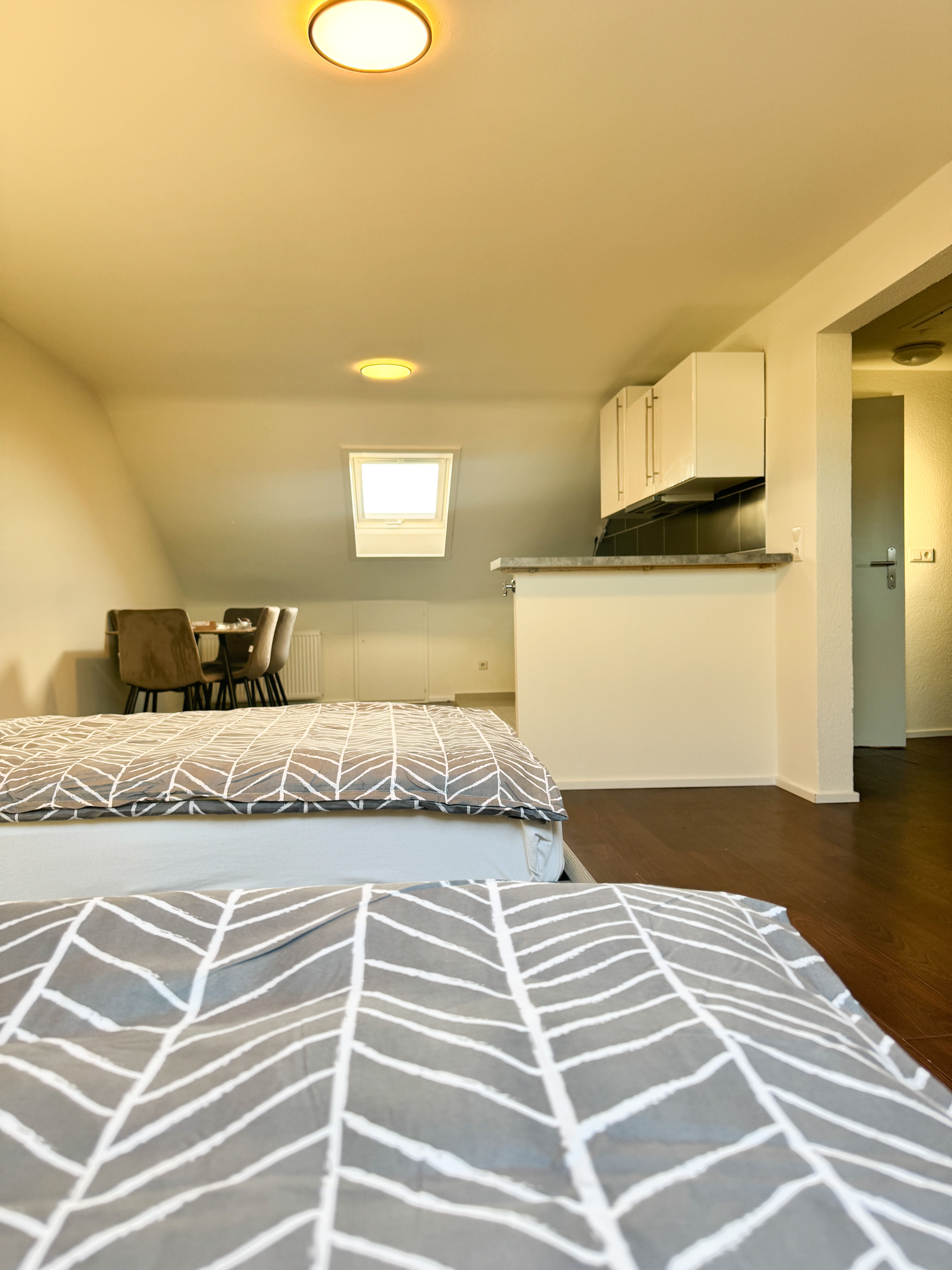 Modern & Fully Furnished Attic Apartment With 5 Single Beds – Ideal For Business Travelers - 3