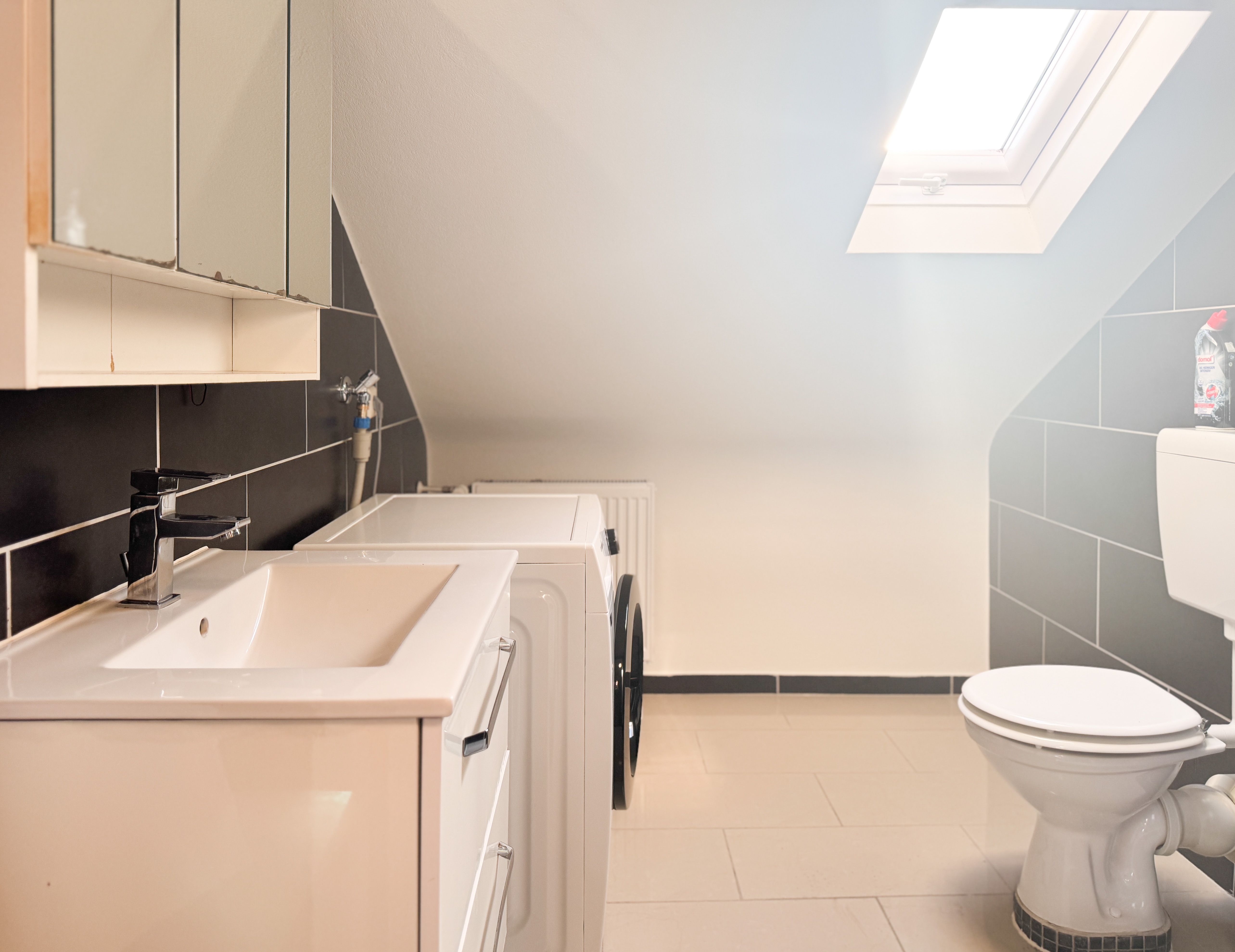 Modern & Fully Furnished Attic Apartment With 5 Single Beds – Ideal For Business Travelers - 18