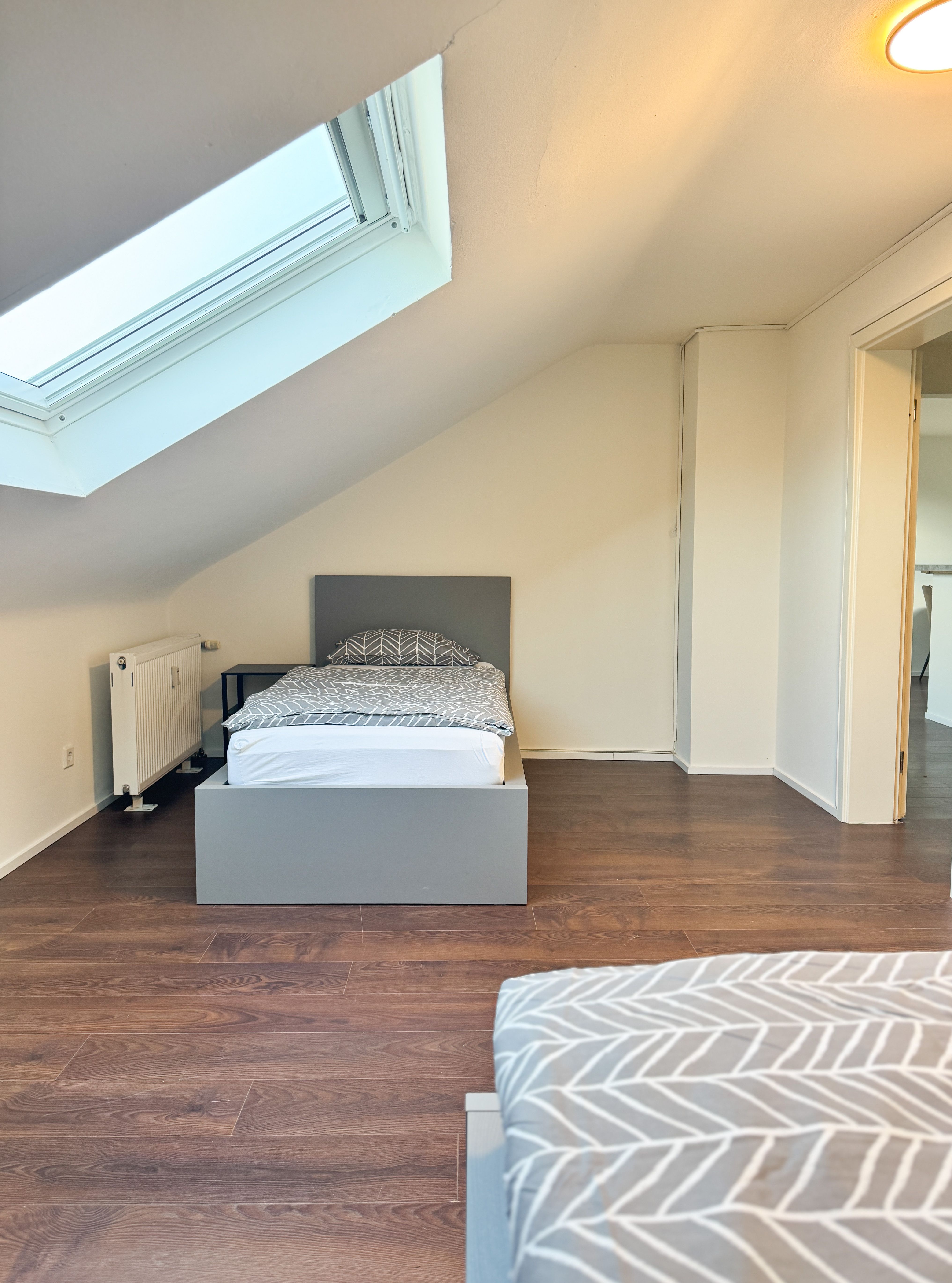 Modern & Fully Furnished Attic Apartment With 5 Single Beds – Ideal For Business Travelers - 14