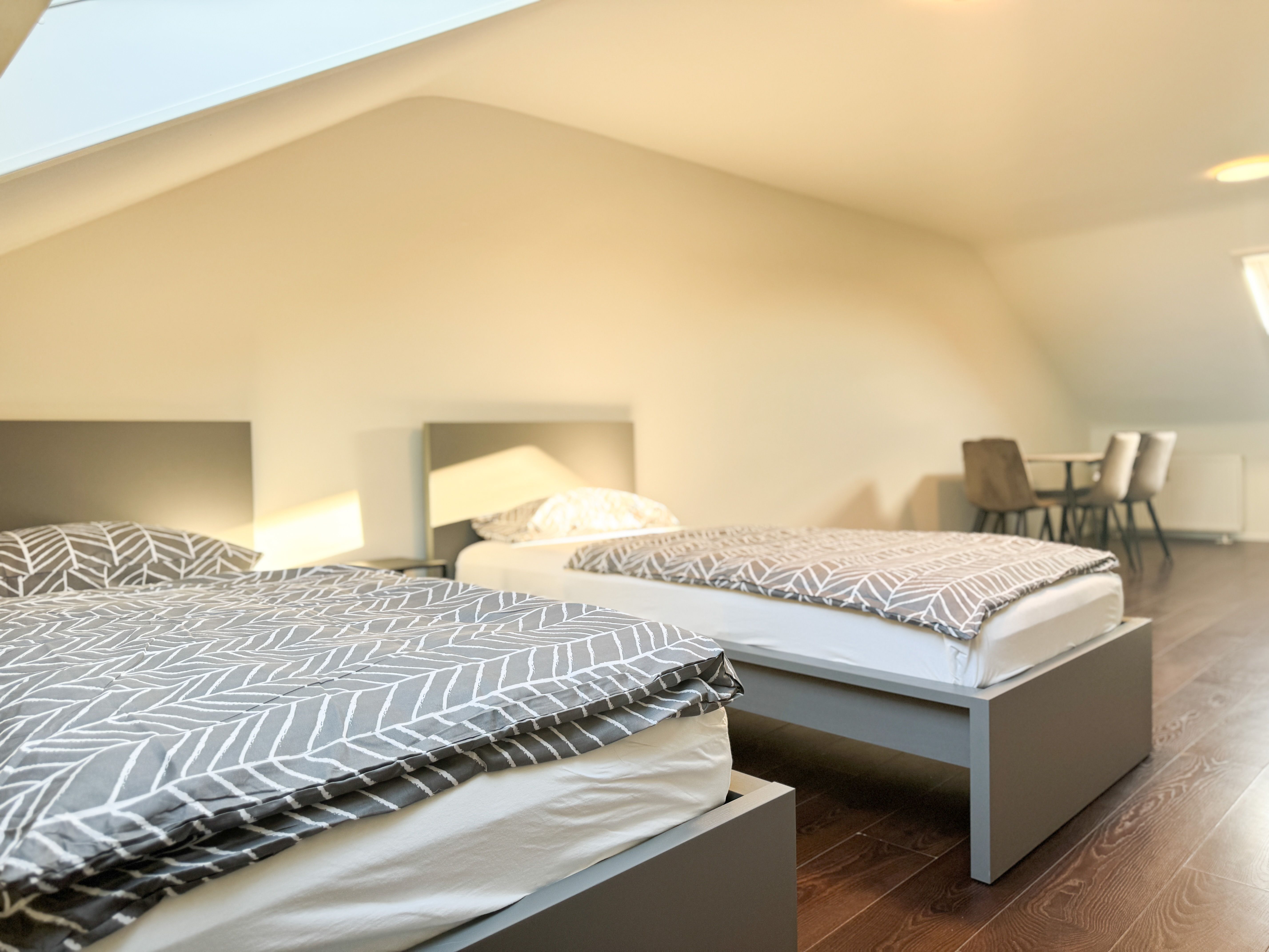 Modern & Fully Furnished Attic Apartment With 5 Single Beds – Ideal For Business Travelers - 25