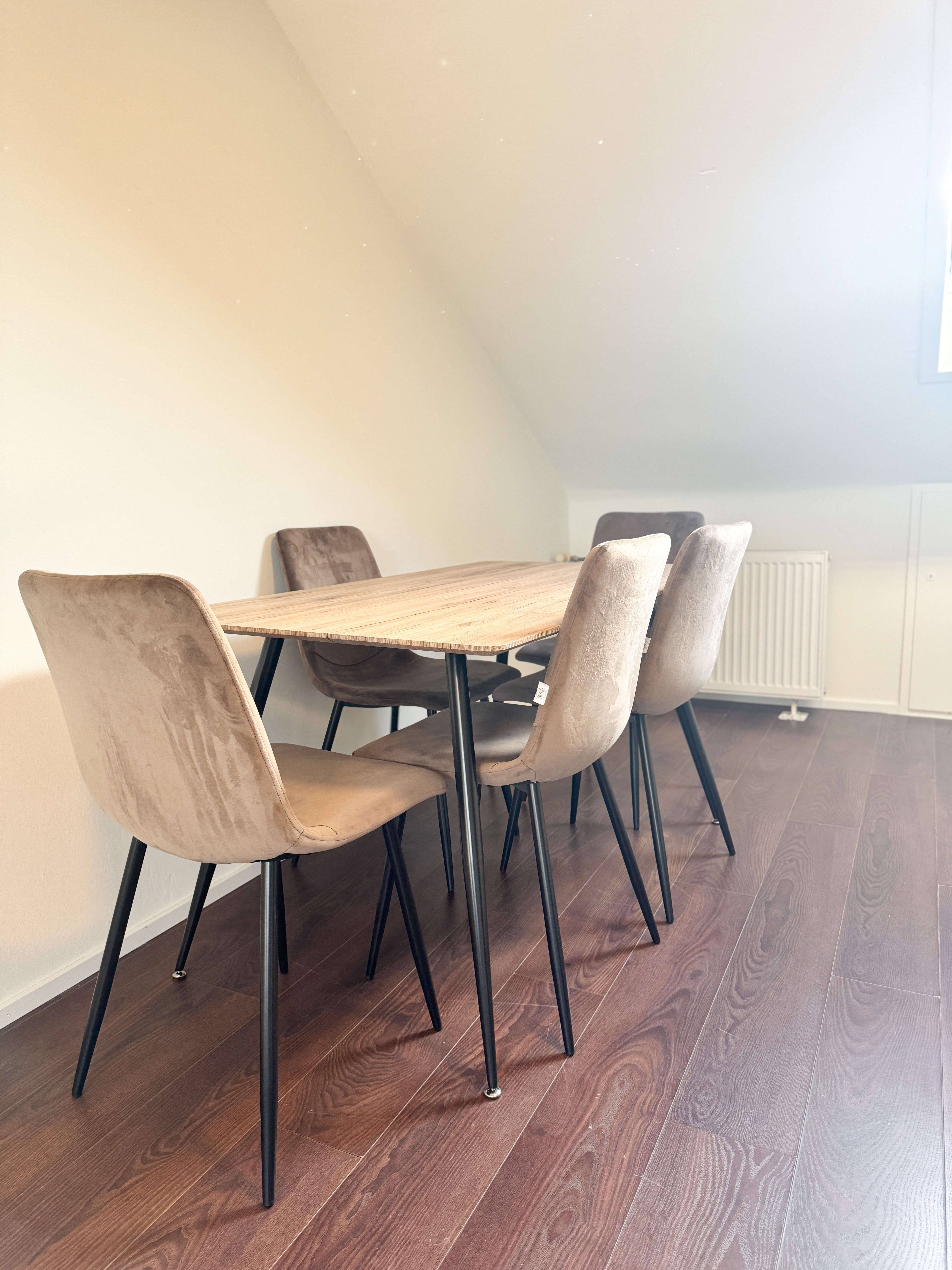 Modern & Fully Furnished Attic Apartment With 5 Single Beds – Ideal For Business Travelers - 20