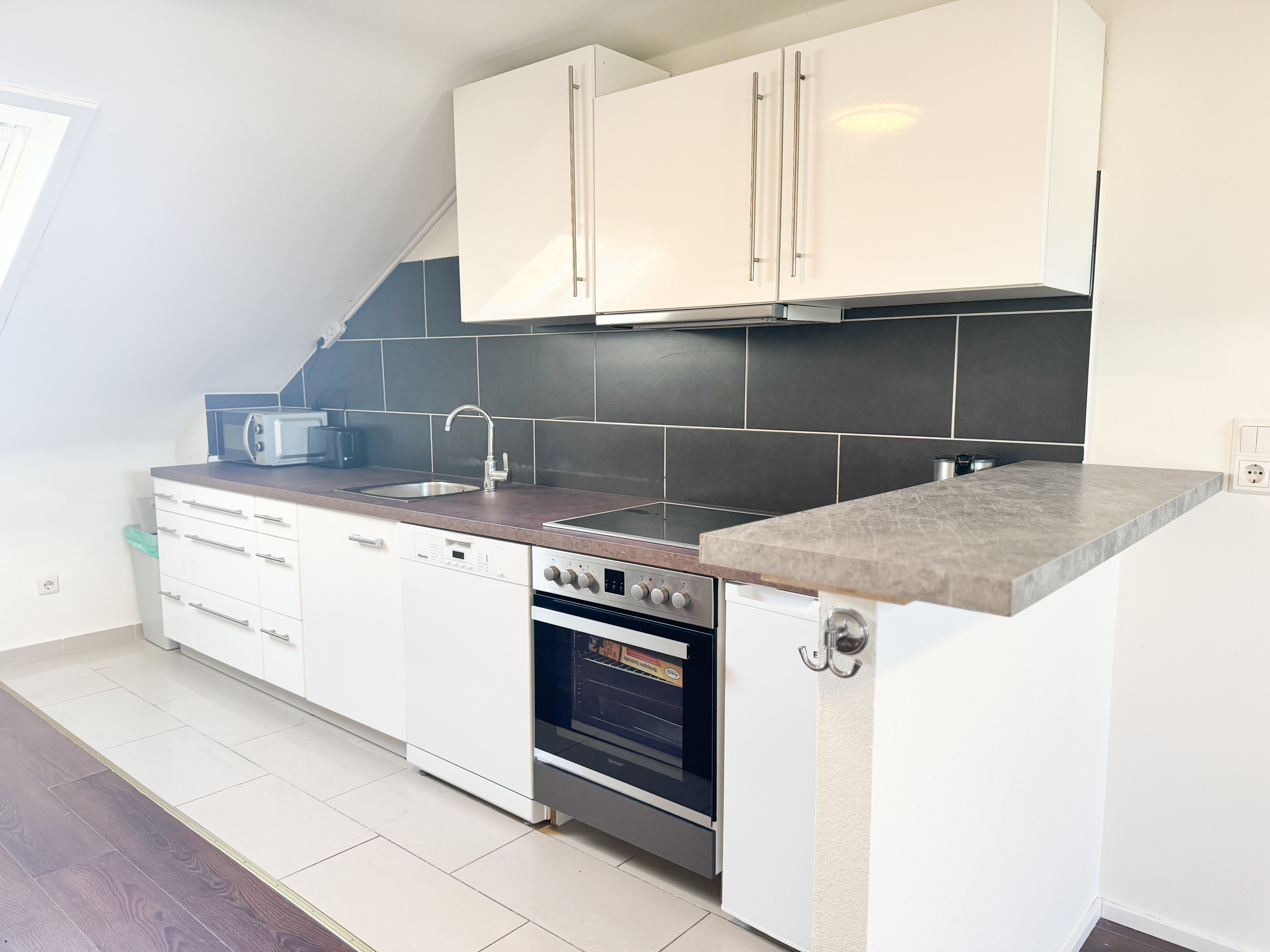 Modern & Fully Furnished Attic Apartment With 5 Single Beds – Ideal For Business Travelers - 2