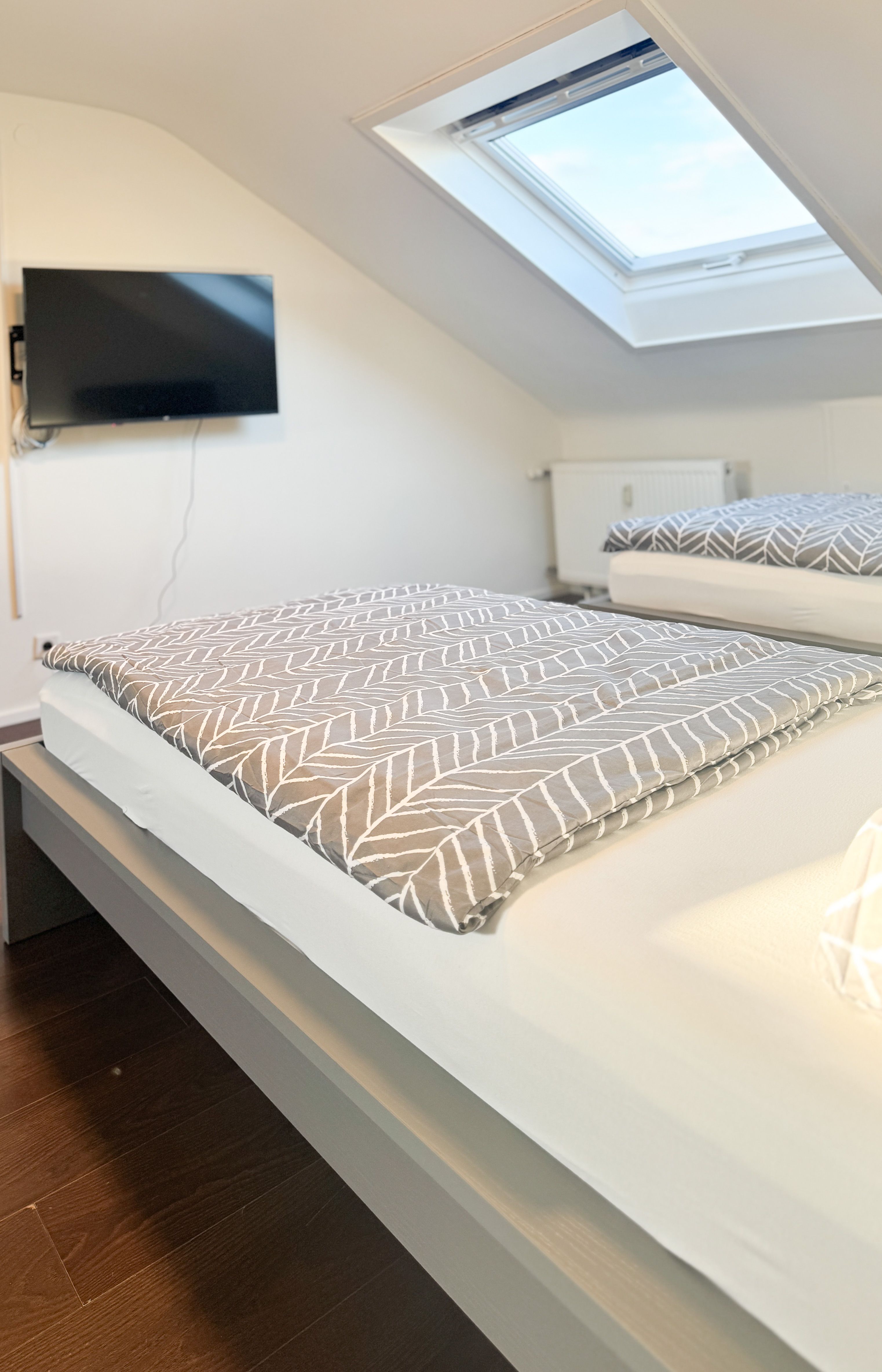 Modern & Fully Furnished Attic Apartment With 5 Single Beds – Ideal For Business Travelers - 21