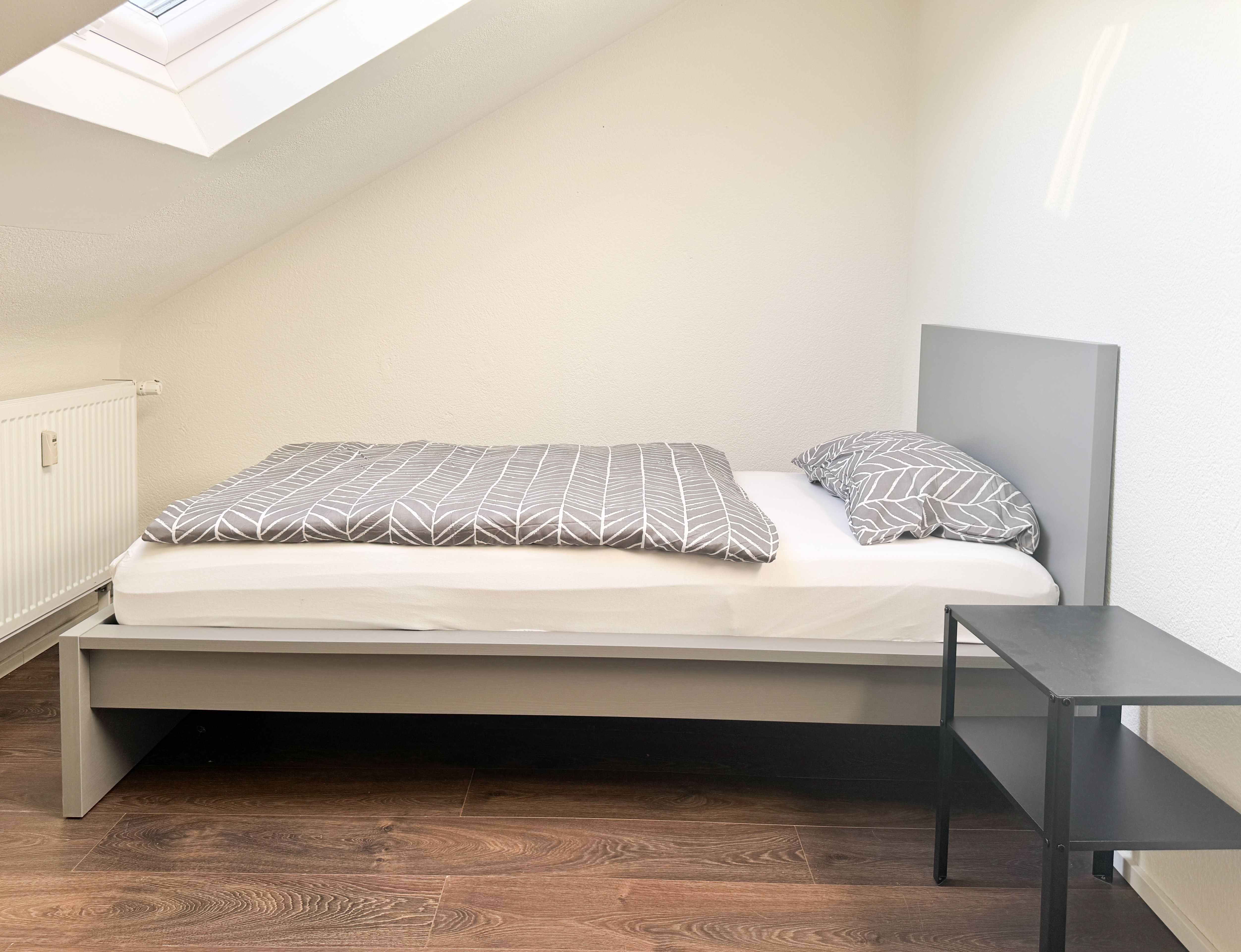 Modern & Fully Furnished Attic Apartment With 5 Single Beds – Ideal For Business Travelers - 10