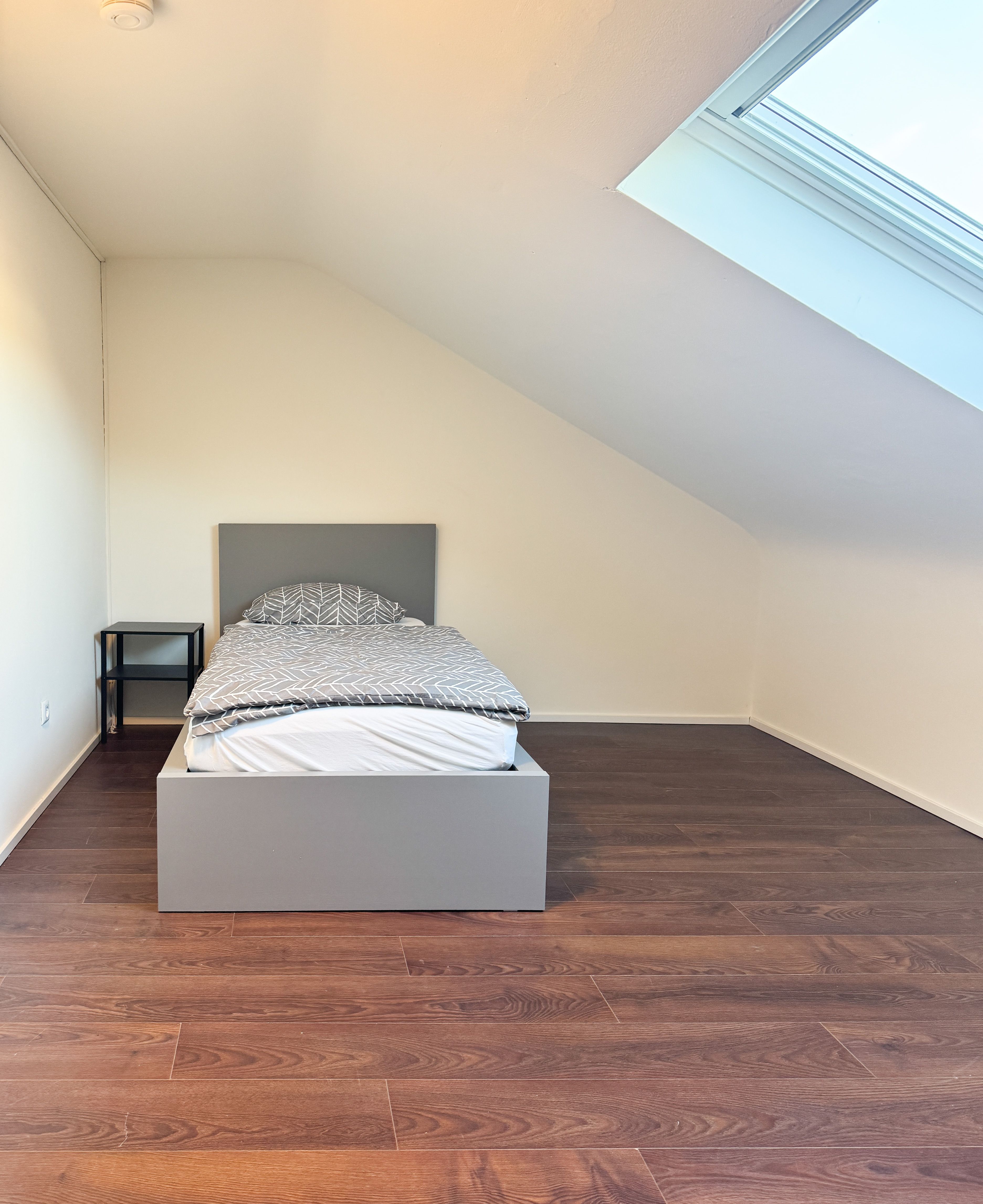 Modern & Fully Furnished Attic Apartment With 5 Single Beds – Ideal For Business Travelers - 17