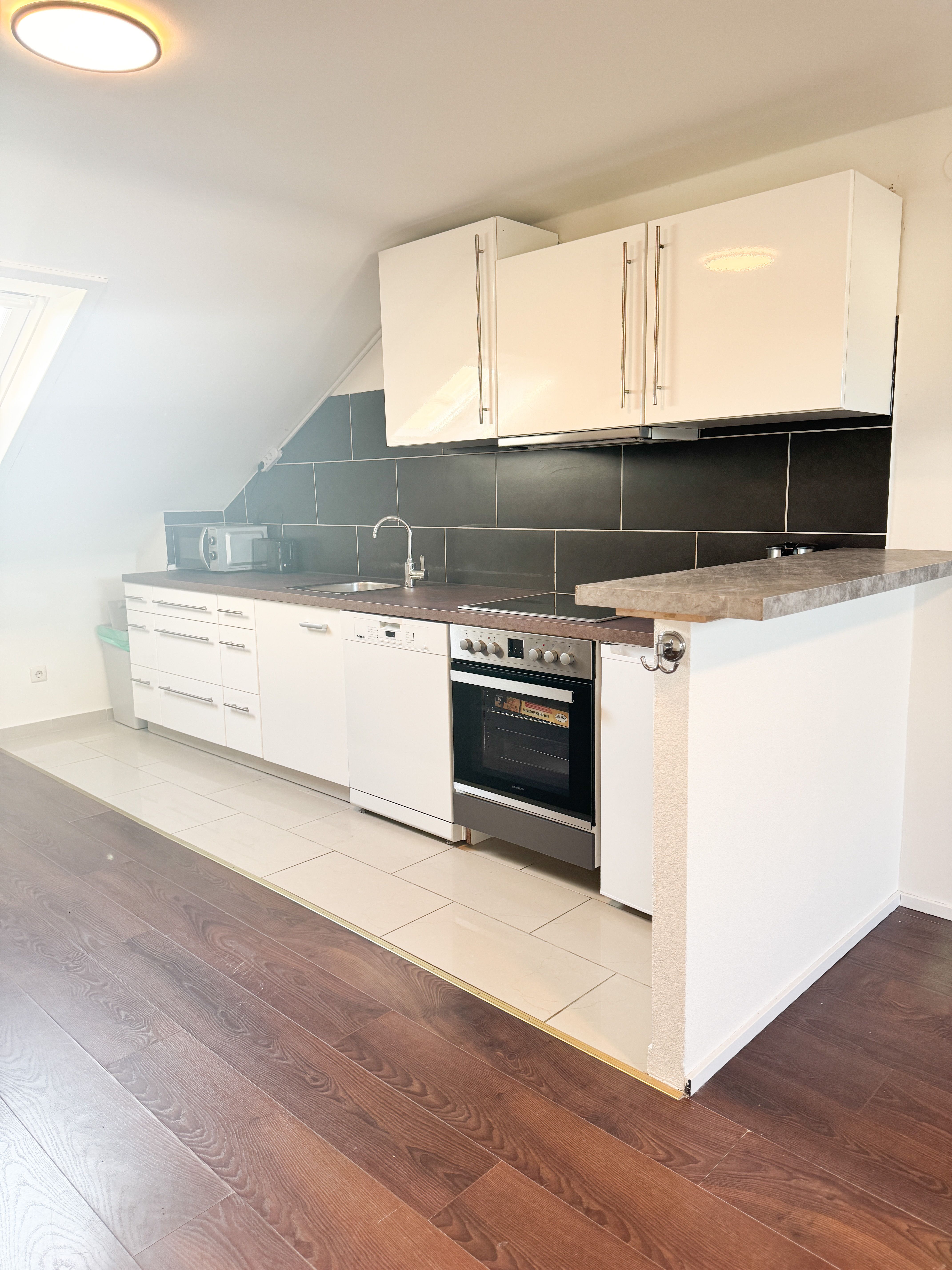 Modern & Fully Furnished Attic Apartment With 5 Single Beds – Ideal For Business Travelers - 11