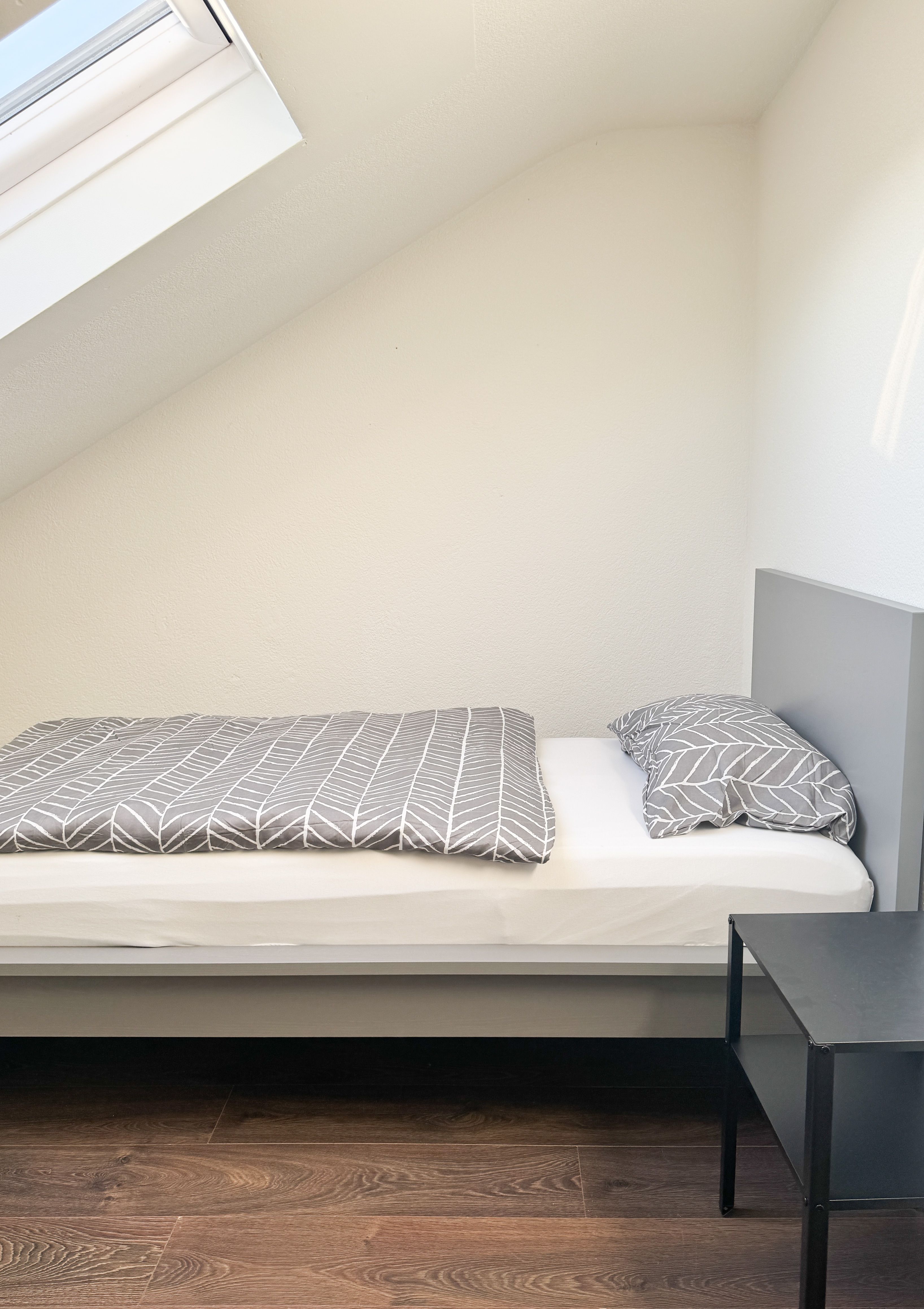 Modern & Fully Furnished Attic Apartment With 5 Single Beds – Ideal For Business Travelers - 9