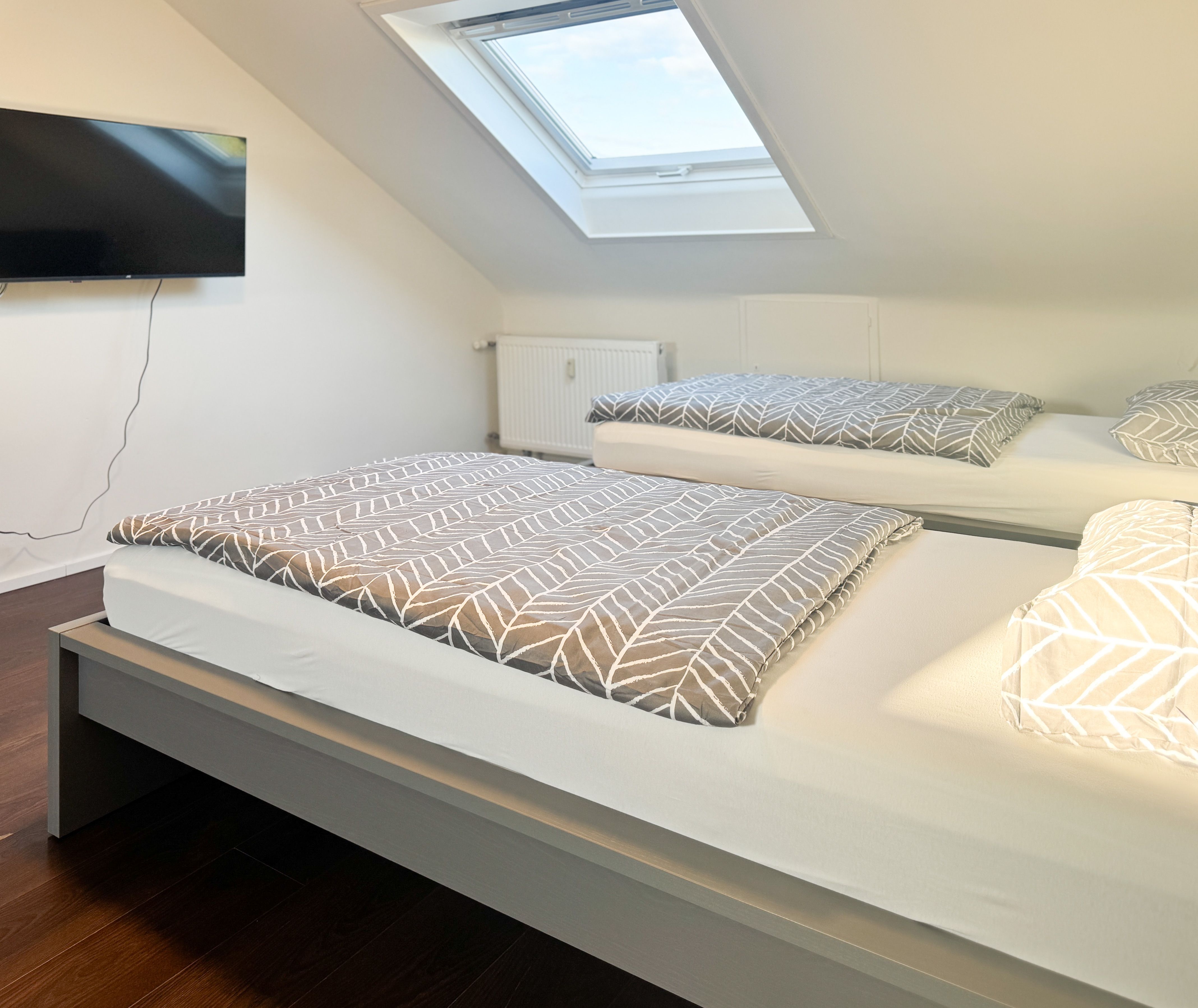 Modern & Fully Furnished Attic Apartment With 5 Single Beds – Ideal For Business Travelers - 23