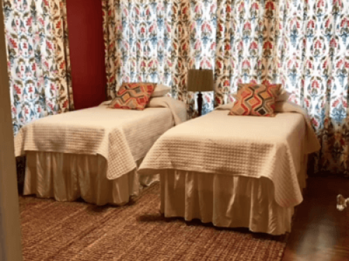 Walk to Parks, Pubs, & Great Eats!