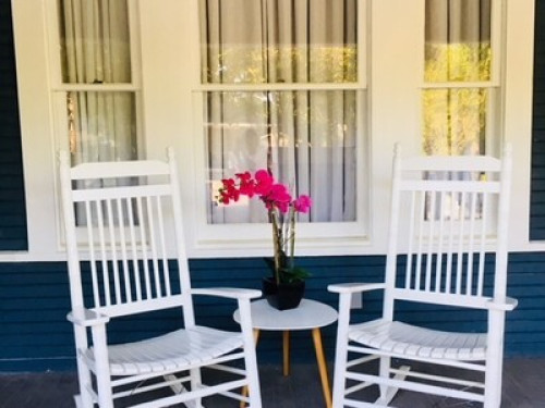 Walk to Parks, Pubs, & Great Eats!