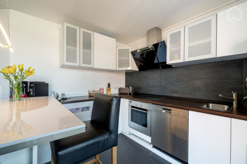 Maisonette in the middle of Cologne - Refrath, with a view of the Cologne DOM and KVB line 1 to the trade fair (15 min) and Neumarkt