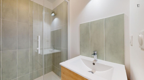 Double bedroom with a sunny balcony, near the Villejuif–Paul Vaillant-Couturier metro 