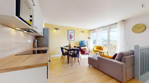 Double bedroom with a sunny balcony, near the Villejuif–Paul Vaillant-Couturier metro 