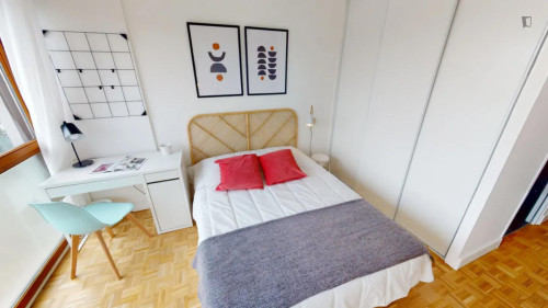 Snug double ensuite bedroom close to Corvisart metro station
