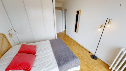 Snug double ensuite bedroom close to Corvisart metro station