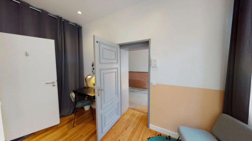 Modern en-suite bedroom near Basilique Saint-Sernin