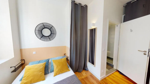 Modern en-suite bedroom near Basilique Saint-Sernin