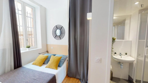 Modern en-suite bedroom near Basilique Saint-Sernin