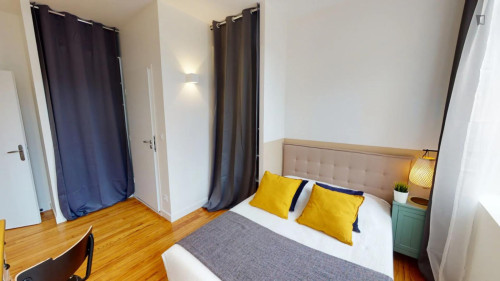 Neat double ensuite bedroom near Jeanne d'Arc metro station