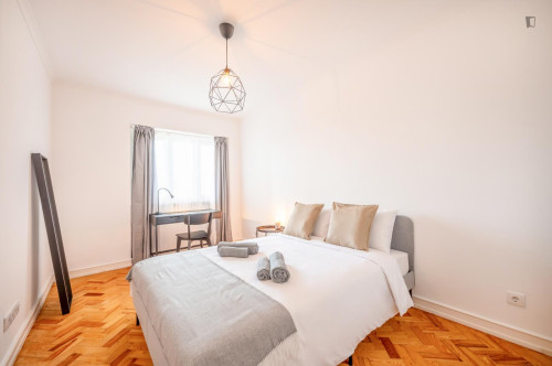 Welcoming double bedroom near Instituto Superior Técnico