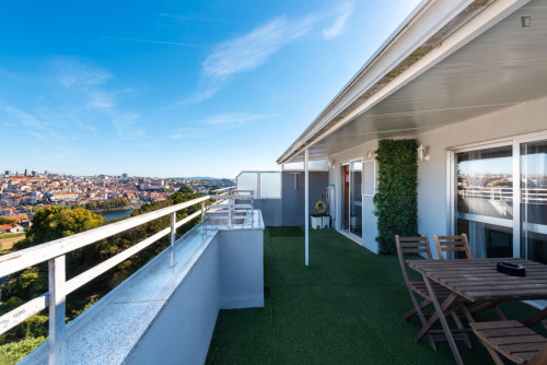 Bright 1 bedroom apartment near Vila Nova de Gaia train station