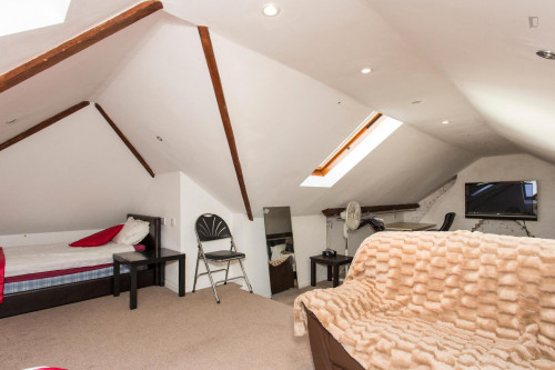 Superb triple bedroom located in green Barkingside - Gallery - 8