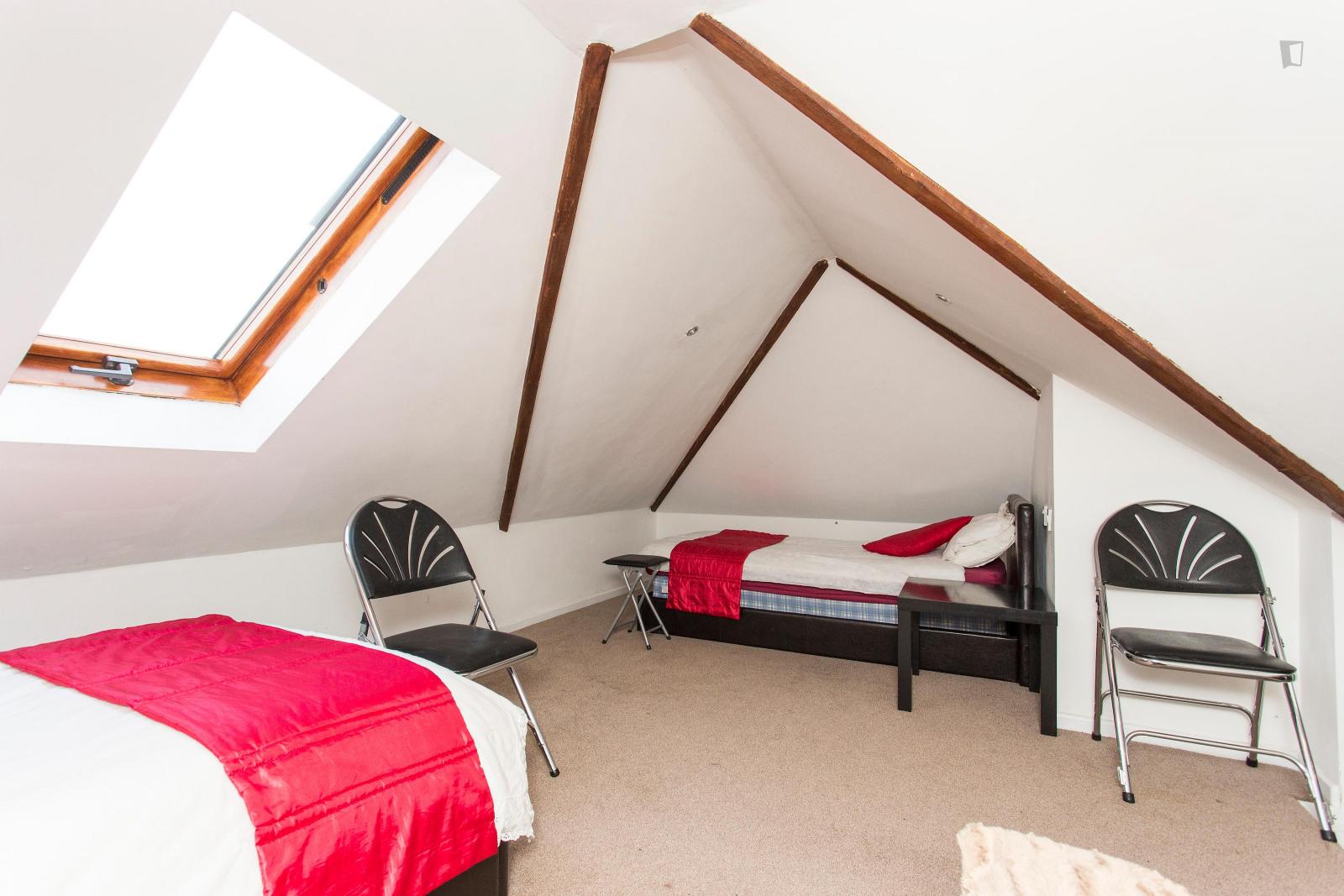 Superb Triple Bedroom Located In Green Barkingside - 7