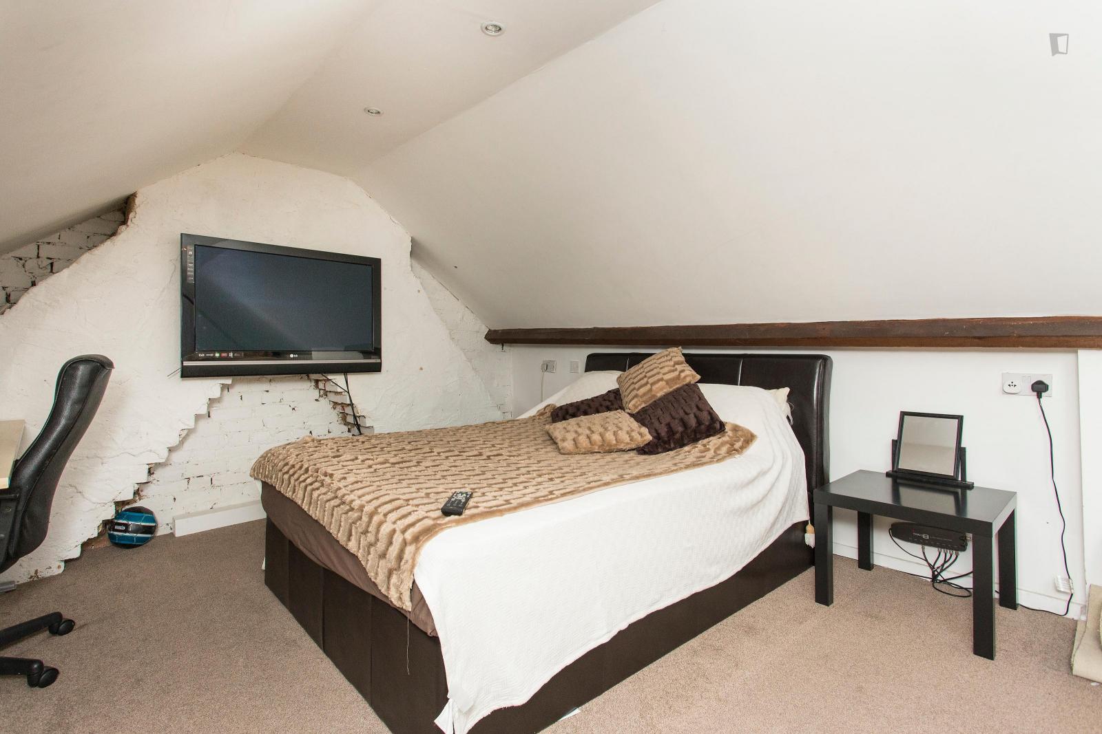 Superb Triple Bedroom Located In Green Barkingside - 9
