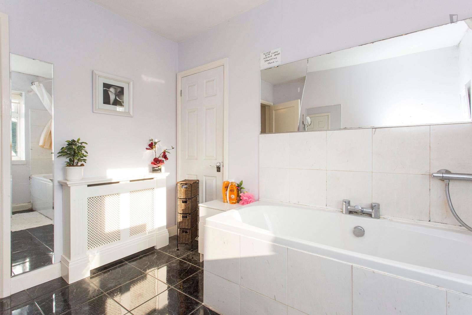 Superb Triple Bedroom Located In Green Barkingside - 3
