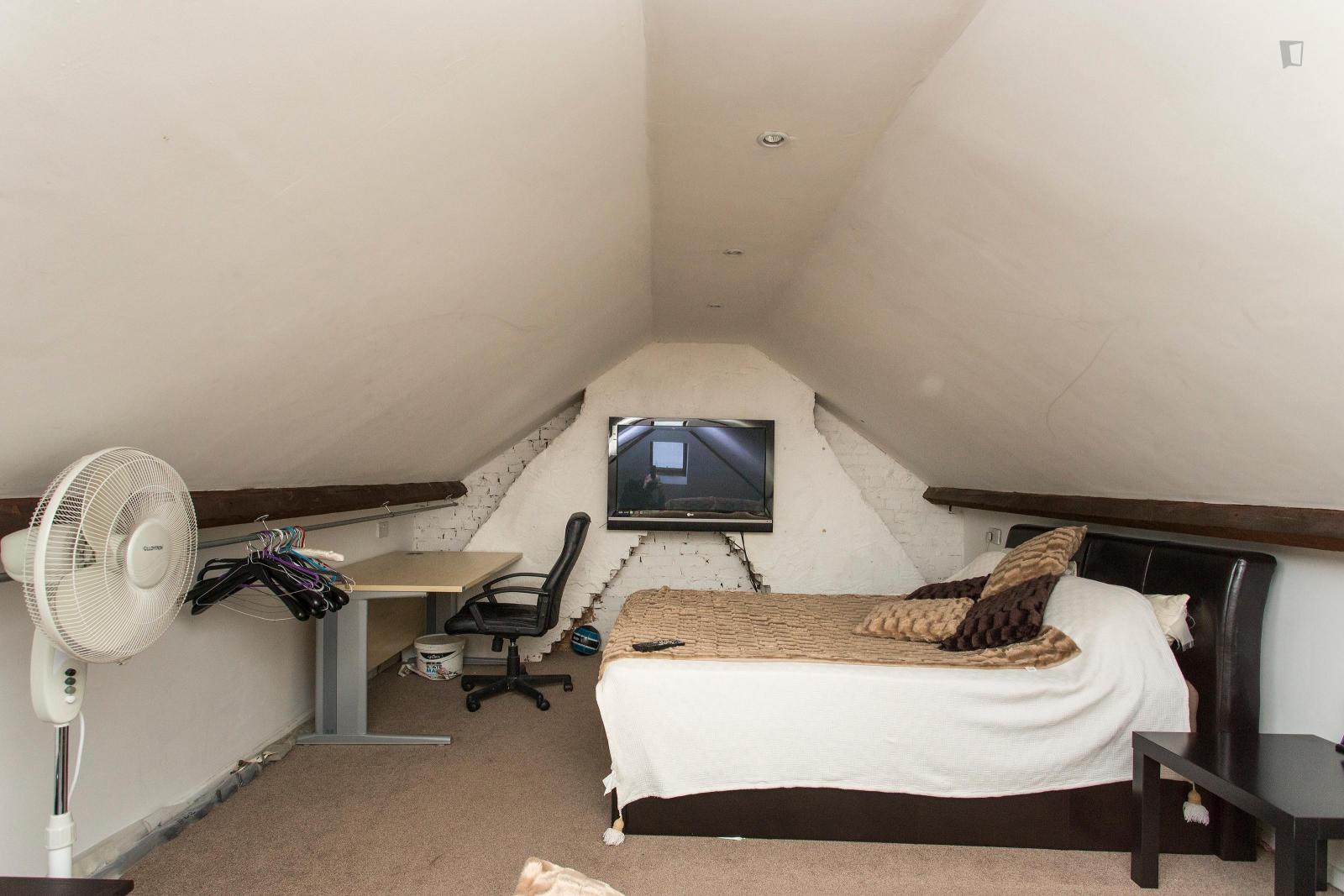 Superb Triple Bedroom Located In Green Barkingside - 8