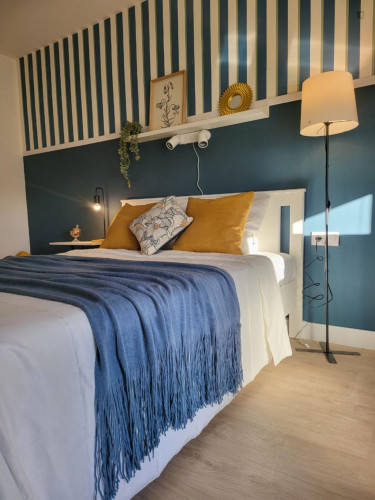 Alluring double bedroom in Carolines Baixes