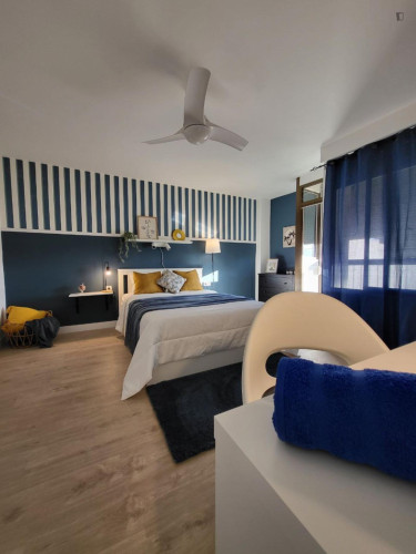 Alluring double bedroom in Carolines Baixes