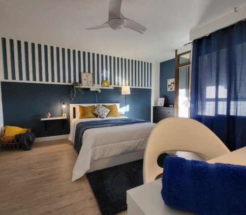 Alluring double bedroom in Carolines Baixes