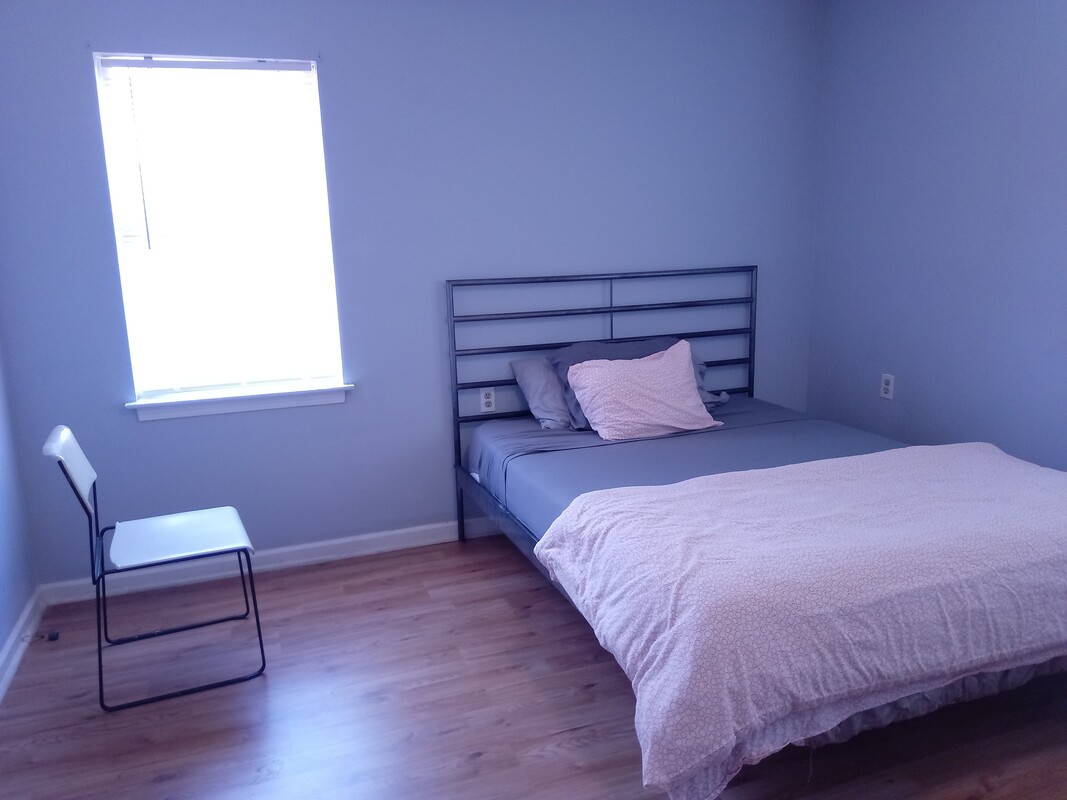 Medium Upstairs Bedroom(Full Room) - Close to everything - Gallery - 1