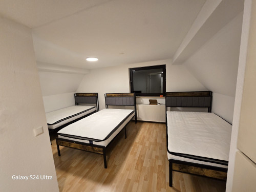 Renovated 4-room apartment with kitchen, bathroom, 8 beds and roof terrace – ideal for employee accommodation