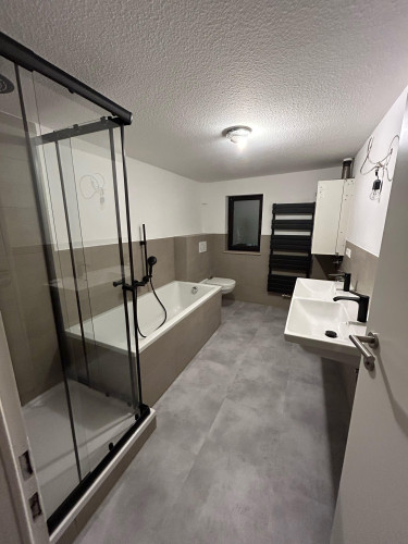 Renovated 4-room apartment with kitchen, bathroom, 8 beds and roof terrace – ideal for employee accommodation