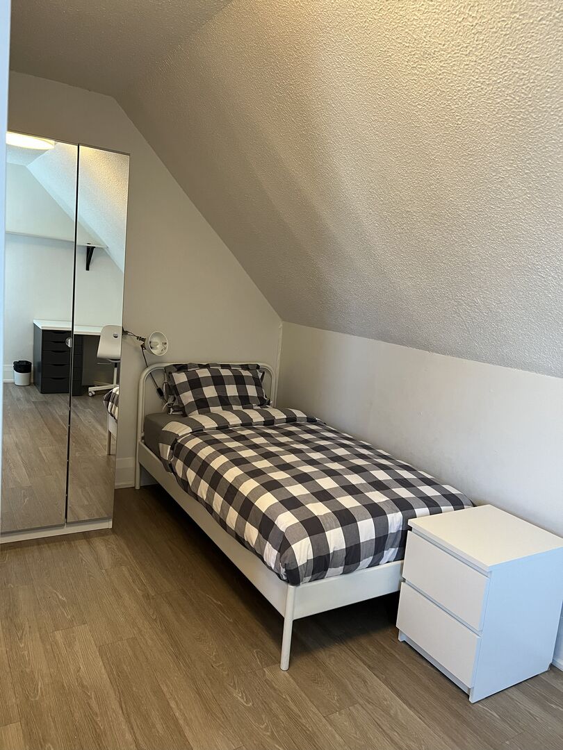  Private Bedroom + Semi-Private Bathroom  -  Vaughan - Village Comfort Deluxe  - Gallery -  1