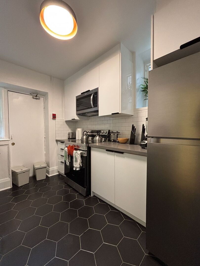 Private Bedroom + Shared Bathroom - St Clair Avenue West - Gallery - 14