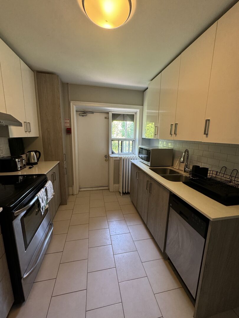 Private Bedroom + Shared Bathroom - St Clair Avenue West - Gallery - 4