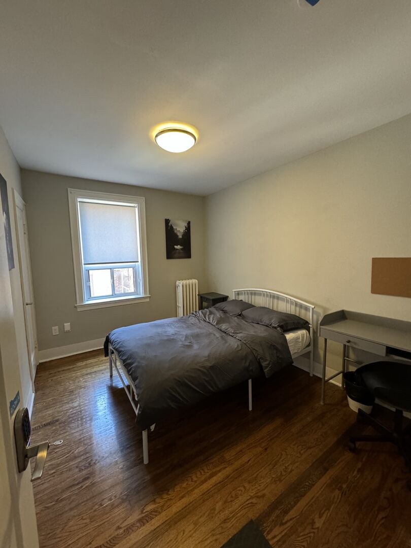 Private Bedroom + Shared Bathroom - St Clair Avenue West - Gallery - 13