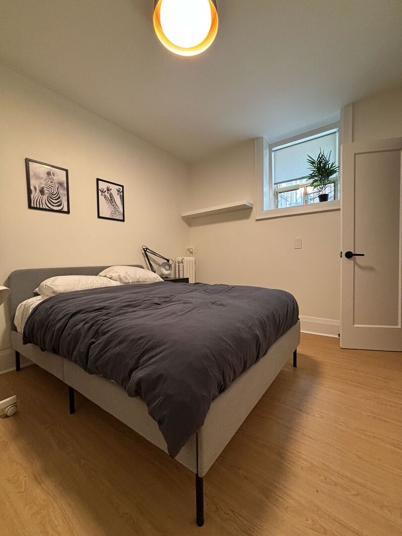 Private Bedroom + Shared Bathroom - St Clair Avenue West - Gallery - 12