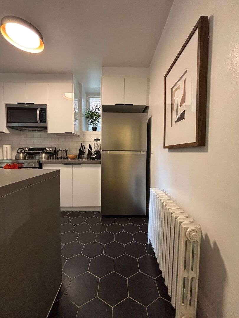 Private Bedroom + Shared Bathroom - St Clair Avenue West - Gallery - 9