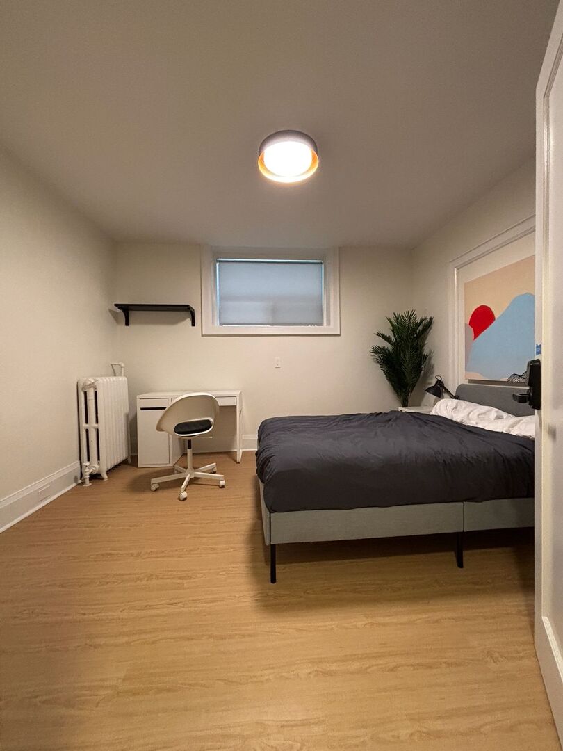 Private Bedroom + Shared Bathroom - St Clair Avenue West - Gallery - 8