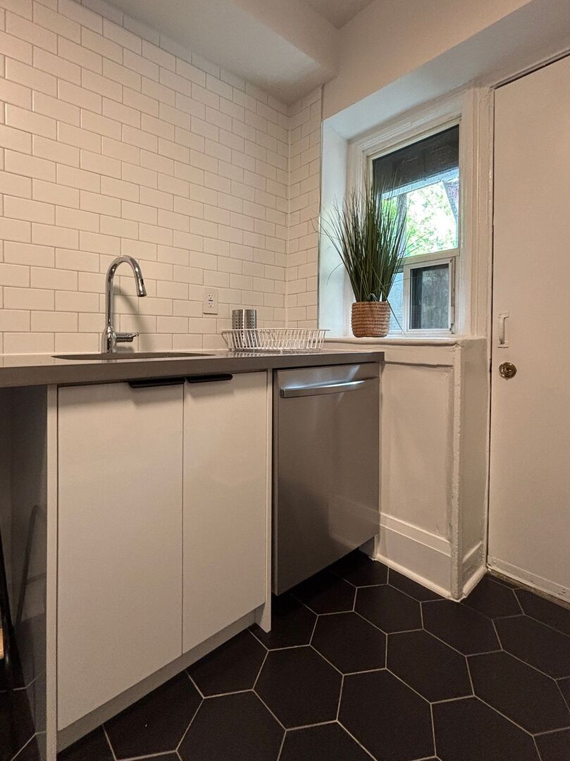 Private Bedroom + Shared Bathroom - St Clair Avenue West - Gallery - 19