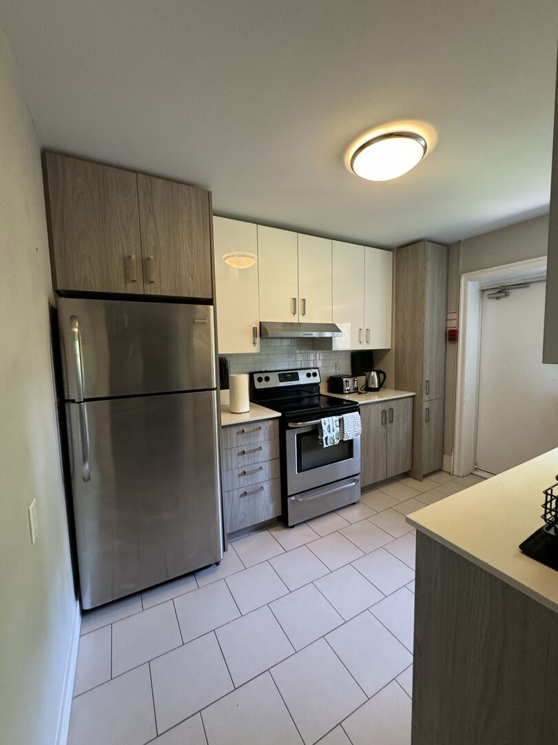 Private Bedroom + Shared Bathroom - St Clair Avenue West - Gallery - 17