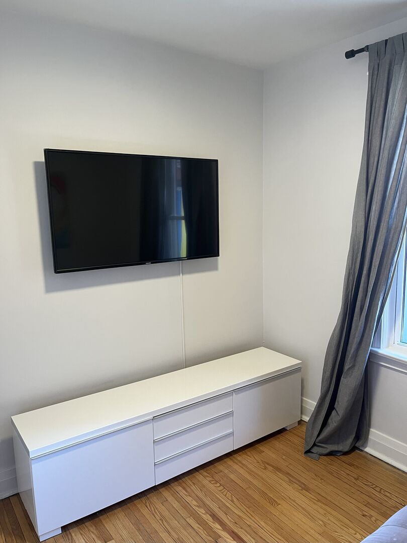 Private Bedroom + Shared Bathroom - Markdale - Village Comfort Deluxe - Gallery - 3