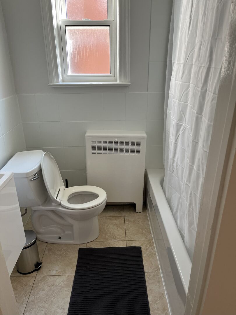 Private Bedroom + Shared Bathroom - Markdale - Village Comfort Deluxe - Gallery - 6