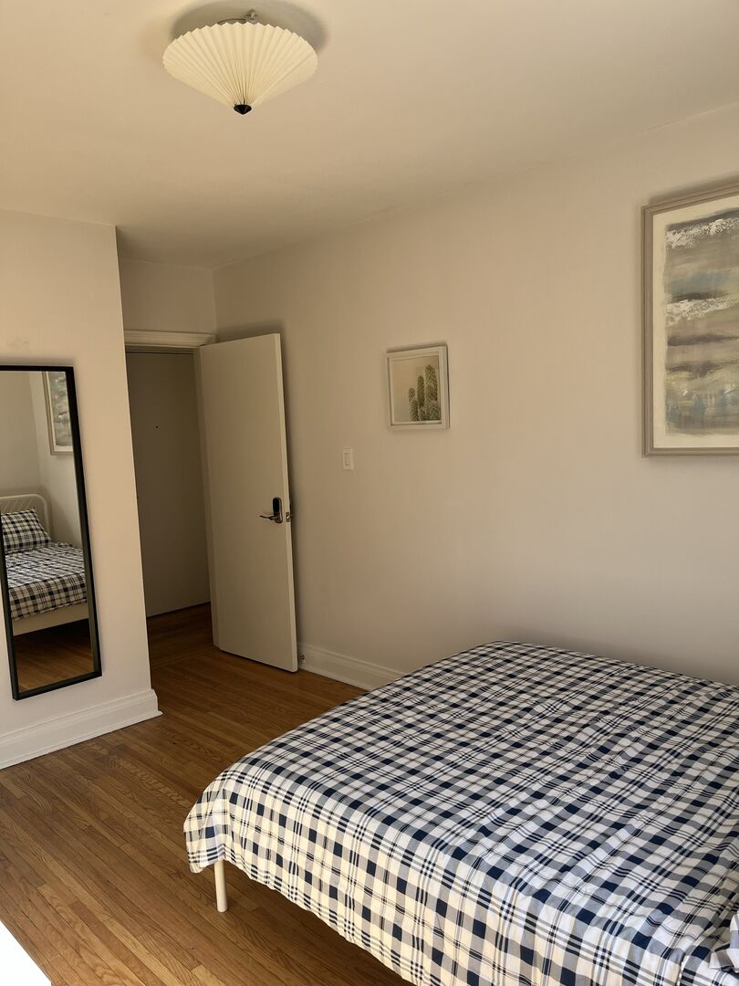 Private Bedroom + Shared Bathroom - Markdale - Village Comfort Deluxe - Gallery - 1