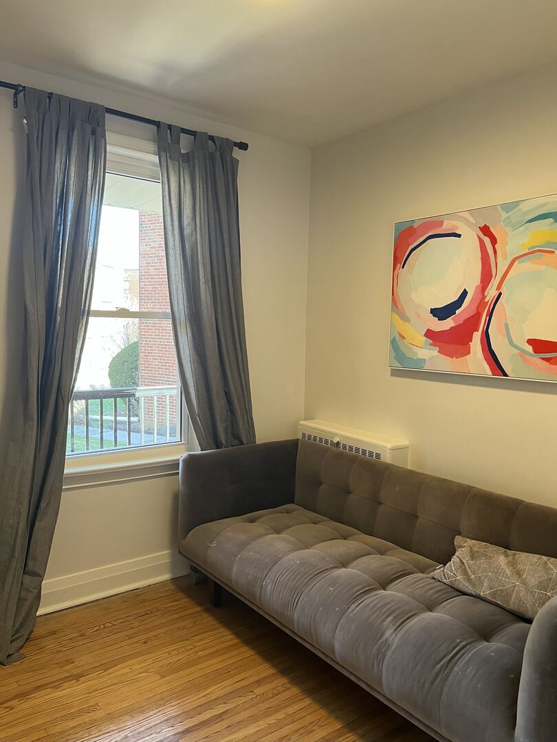 Private Bedroom + Shared Bathroom - Markdale - Village Comfort Deluxe - Gallery - 9